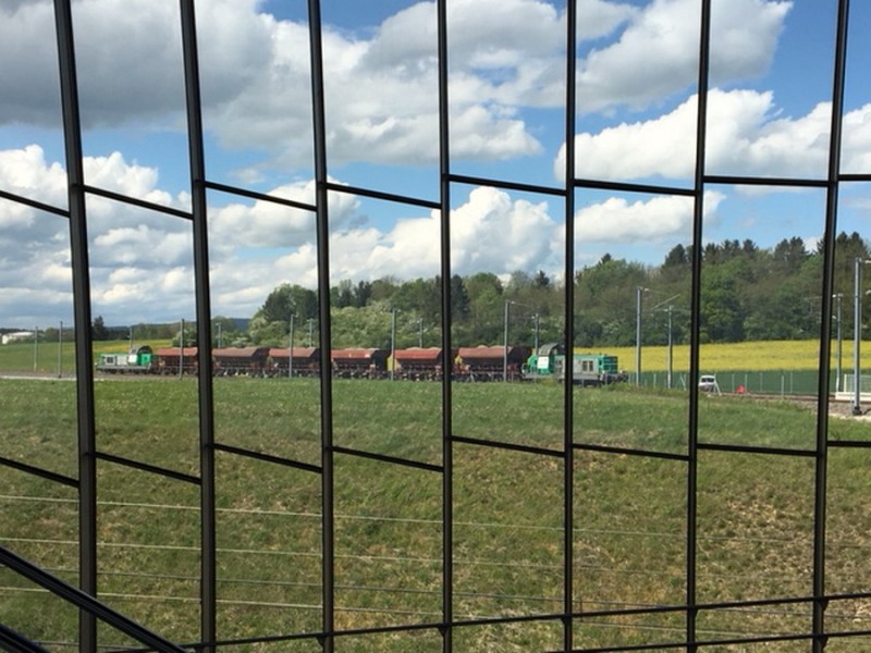 2018-04-30 (27) Retour de la rame chargée à Delle, vue à travers la verrière du hall de la gare TGV.jpg