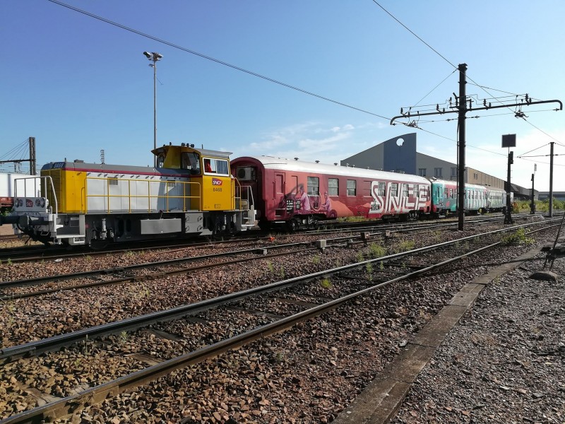 80 87 979 3 416-9 Uas H55 0 SNCF TR (2018-06-08 SPDC) arrive d'Amboise.jpg