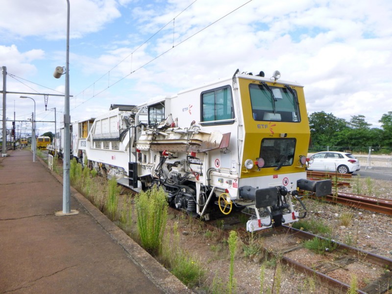 99 87 9 125 532-1 (2018-08-13 gare de Blois) RGT35-2B & VGS04MSC (1).jpg