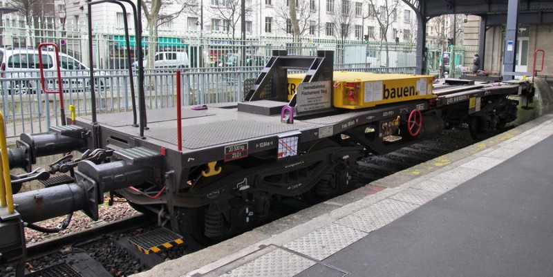 Grue Kirow (2015-03-21 gare de Paris Est) (2).jpg (166.55 Kio) Vu 11865 fois Grue Kirow (2015-03-21 gare de Paris Est) (2).jpg