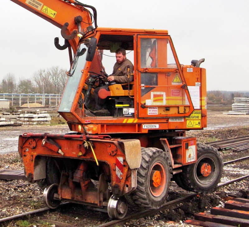 CASE 688B (2018-11-26 Longueau) Colas Rail F 6200014 (2).jpg