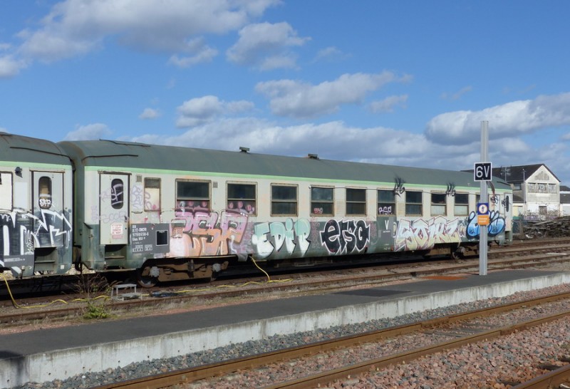 80 87 979 0 650-6 Uas H55 0 F-SNCFR (2019-03-11 gare de Joué-les-Tours) (1).jpg (184.75 Kio) Vu 8460 fois 80 87 979 0 650-6 Uas H55 0 F-SNCFR (2019-03-11 gare de Joué-les-Tours) (1).jpg