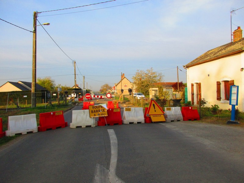 (12) RD 58 barrée côté Reignac sur Indre (bourg).jpg