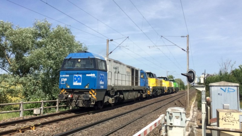 G 2000 BB 5001749 (2019-06-25 prés de Metz) + 79007 + 79008 + 4185 023-6.jpg (145.61 Kio) Vu 12805 fois G 2000 BB 5001749 (2019-06-25 prés de Metz) + 79007 + 79008 + 4185 023-6.jpg