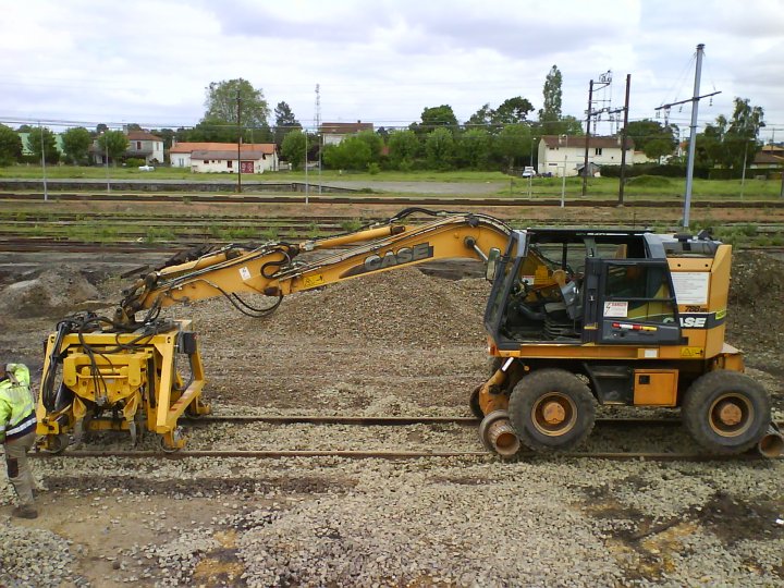 pelle Rail-Route 788SR+groupe de bourrage_NORENA_Labouheyre_1.jpg