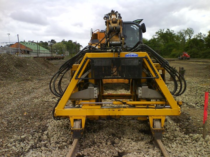 pelle Rail-Route 788SR+groupe de bourrage_NORENA_Labouheyre_2.jpg