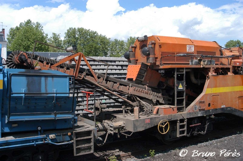 Cribleuse SPRO 1000 - 99 87 9 350 510-3 - Colas Rail (50) (light).jpg
