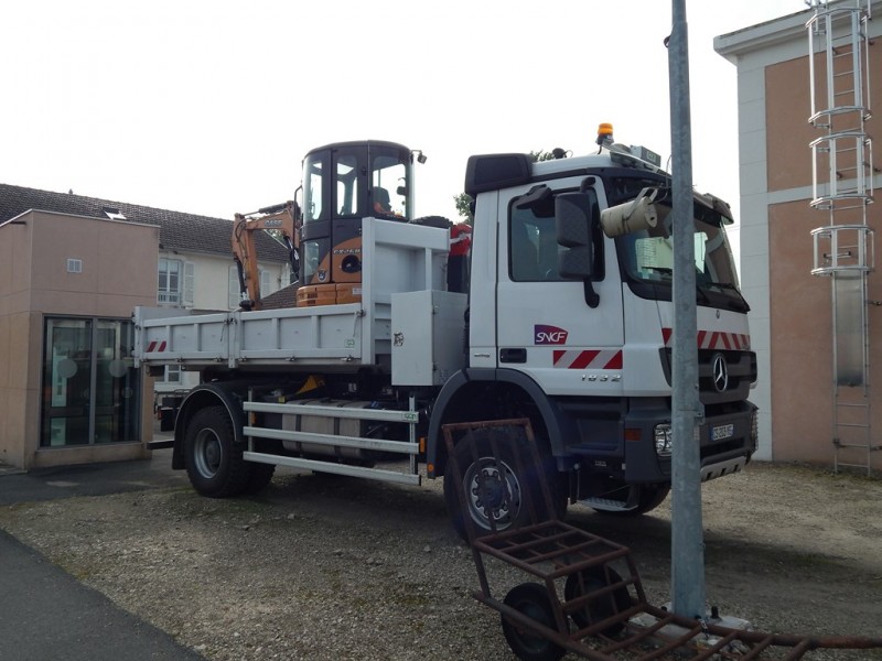 MERCEDES ACTROS 1832 - CS 203 YE - SNCF (2) (Copier).JPG