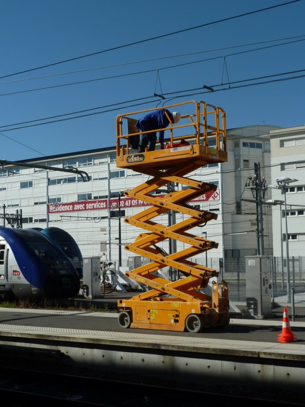 Kiloutou SCI12S 10071 (2013-09-04 gare de Tours) (2).jpg