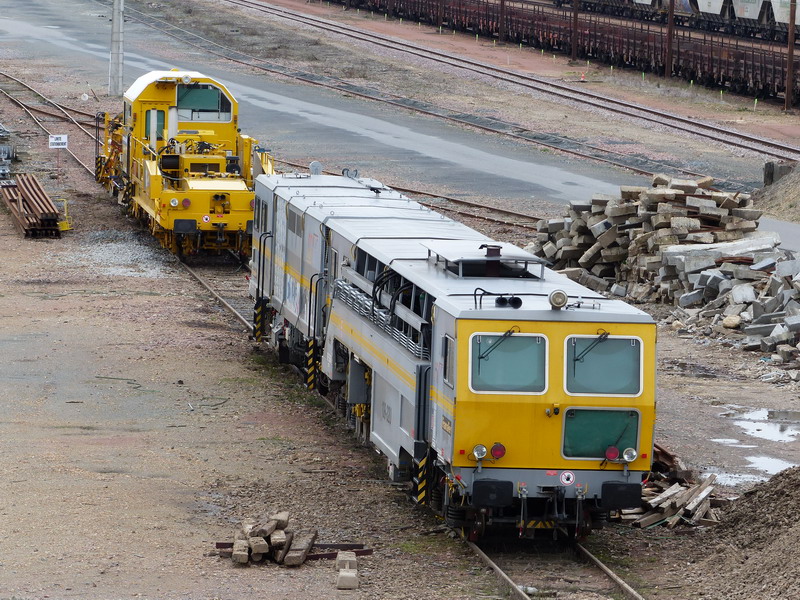 99 87 9 122 515-9 Type 108-32U (2014-03-02 base Infra-SNCF St Pierre des Corps) (7).jpg