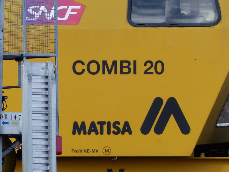 Combi 20 Matisa (2014-02-26 base Infra-SNCF de St Pierre des Corps) Point d'attache Tours (2) .jpg