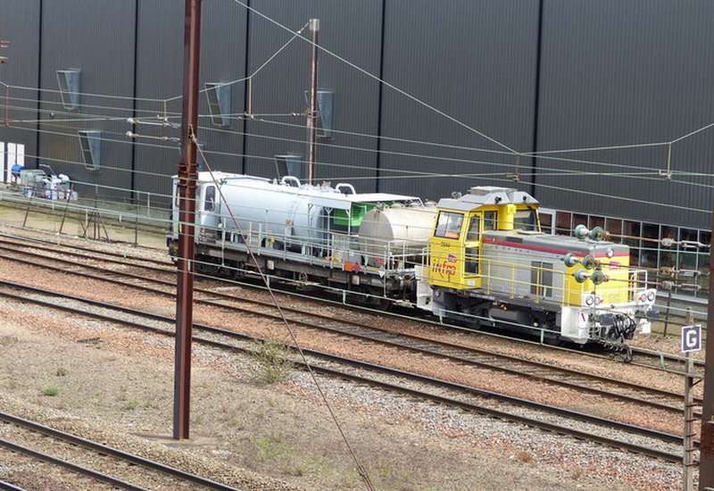80 87 979 8 833-5 Uas W85 6 SNCF-TR (2014-04-08 St Pierre des Corps) (3).jpg