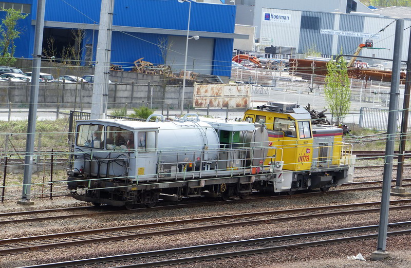 80 87 979 8 833-5 Uas W85 6 SNCF-TR (2014-04-08 St Pierre des Corps) (1).jpg