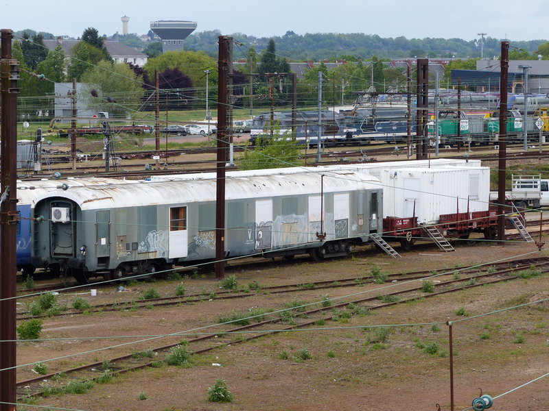 40 87 954 4 526-6 Us  K79 1 SNCF-PSL (2014-04-25 St Pierre des Corps) 80 87 979 3 456-5 Uas H55 0 (1).jpg