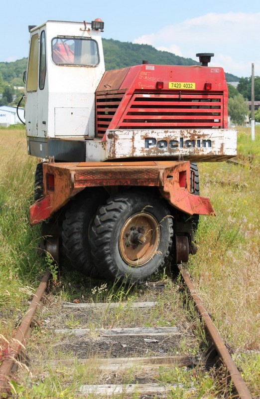 Poclain Rail-Route 7420 4032 (2014-06-19 Bort les Orgues).jpg