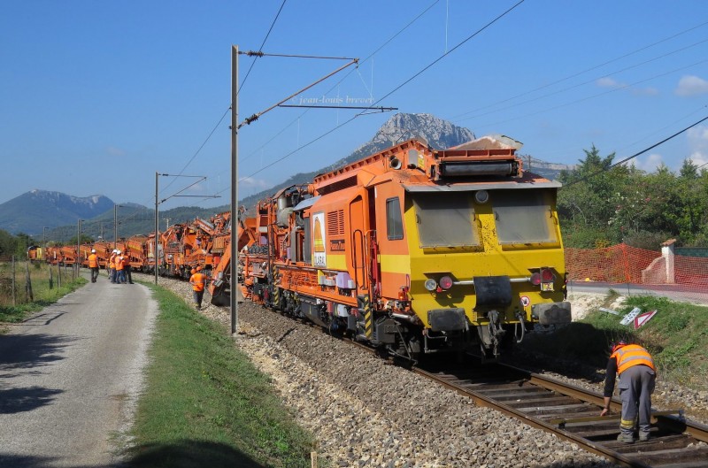 c dégarnisseuse Colas-Rail à La Crau 83.jpg