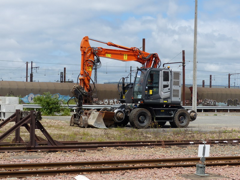 Hitachi D 2R - XZ 170 PRR (2015-05-23 BIDON V à SPDC) PPR 02 (1).jpg