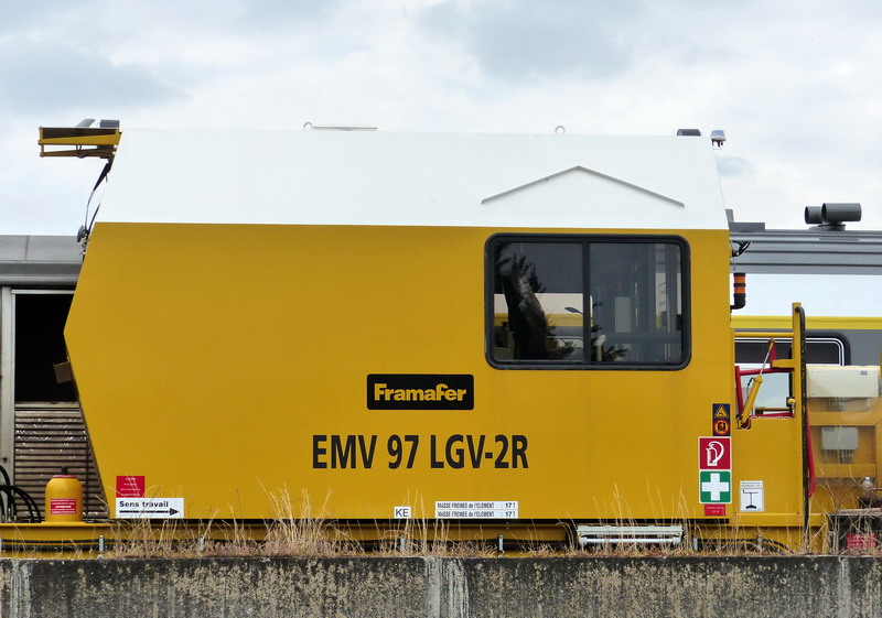 99 87 9 128 318-2 EMV 97 LGV-2R (2015-06-13 Infrapôle LGV A de SPDC) SNCF-PRG (8).jpg
