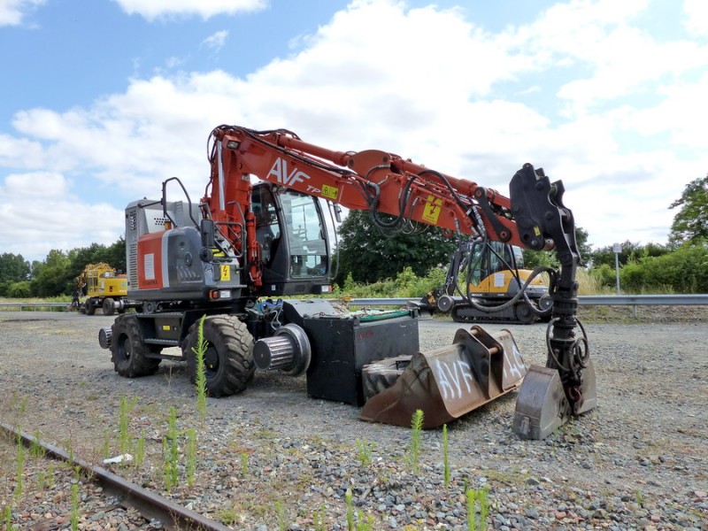 Hitachi D 2R Type ZX 140 PRR (2015-07-14 gare de Neuillé Pont-Pierre) AVF TP (1).jpg