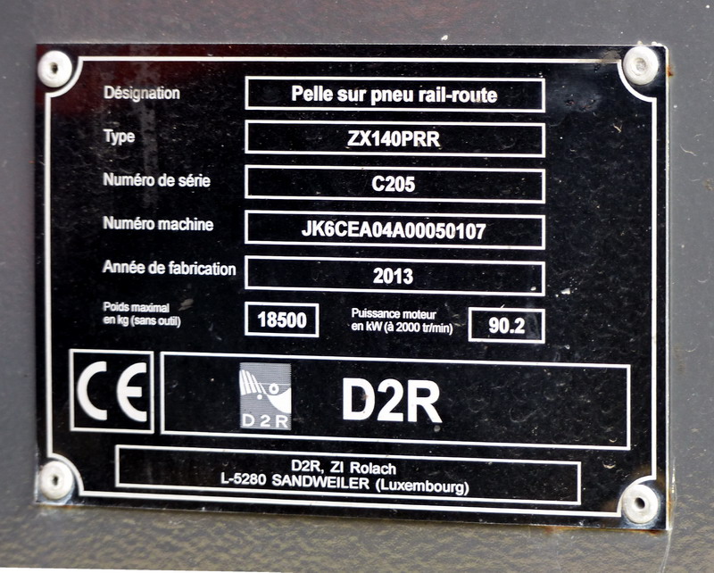Hitachi D 2R Type ZX 140 PRR (2015-07-14 gare de Neuillé Pont-Pierre) AVF TP (11).jpg