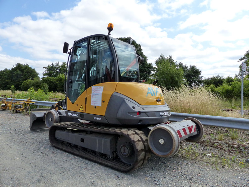 Mecalac 8 MCR rail-rood (2015-07-14 gare de Neuillé Pont-Pierre) AVF TP M3 (4).jpg