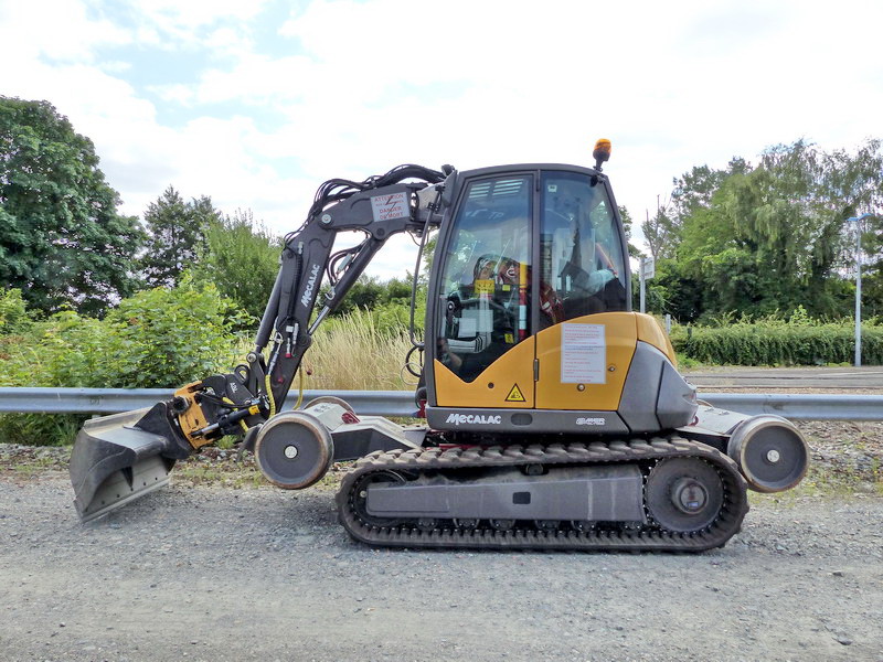 Mecalac 8 MCR rail-rood (2015-07-14 gare de Neuillé Pont-Pierre) AVF TP M3 (3).jpg