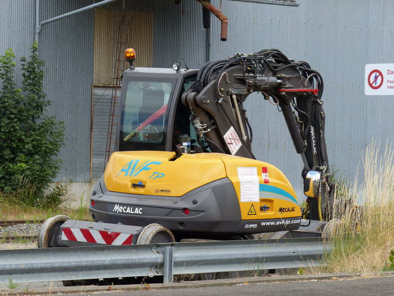 Mecalac 8 MCR rail-rood (2015-07-14 gare de Neuillé Pont-Pierre) AVF TP M3 (8).jpg