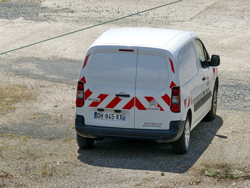 Citoën Berlingo DH 845-KX (2015-05-25 SPDC) (4).jpg