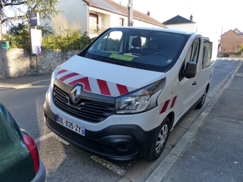 Renault Trafic dCi 120 (2015-10-31 SPDC) 635-DL-ZY (2).jpg