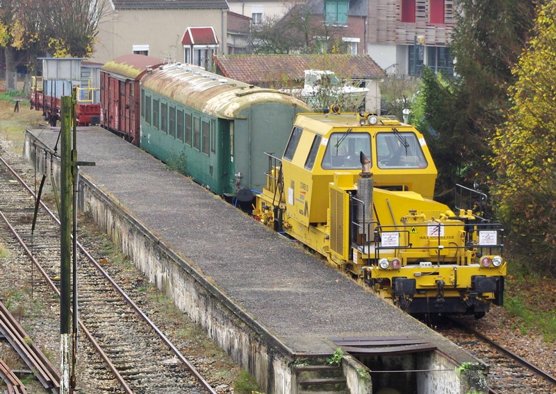 99 87 9 128 055-0  Combi 20 n°20005 (2014-03-27 gare de Tergnier 02) SNCF-AM ex 9.353 (1).jpg