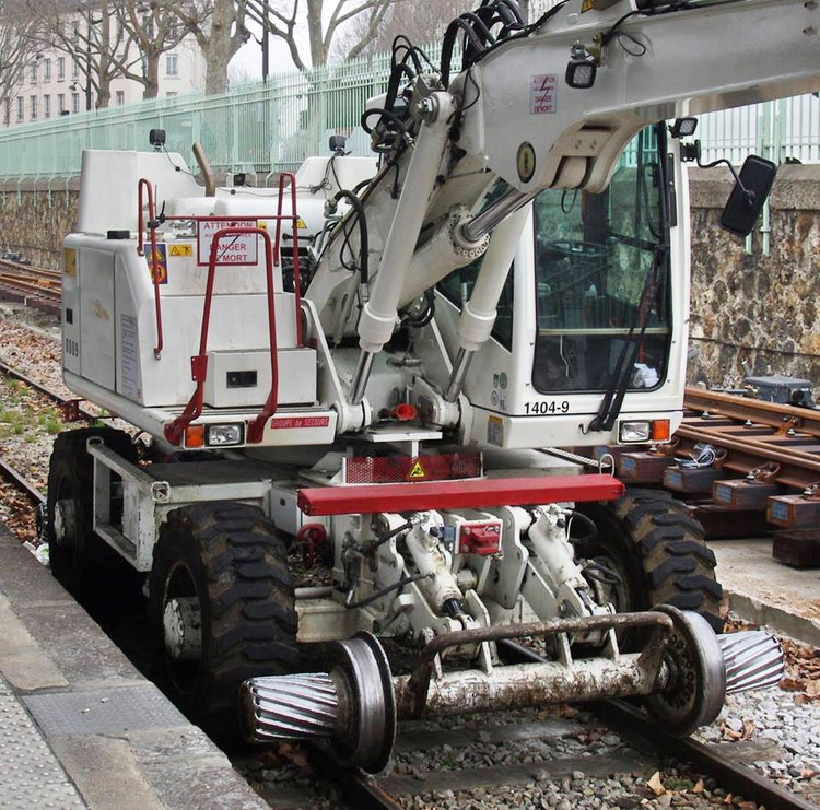 ATLAS 1404-9 ZW (2015-10-22 gare de Pars Est) Pichenot Bouillé n°8009 (4).jpg