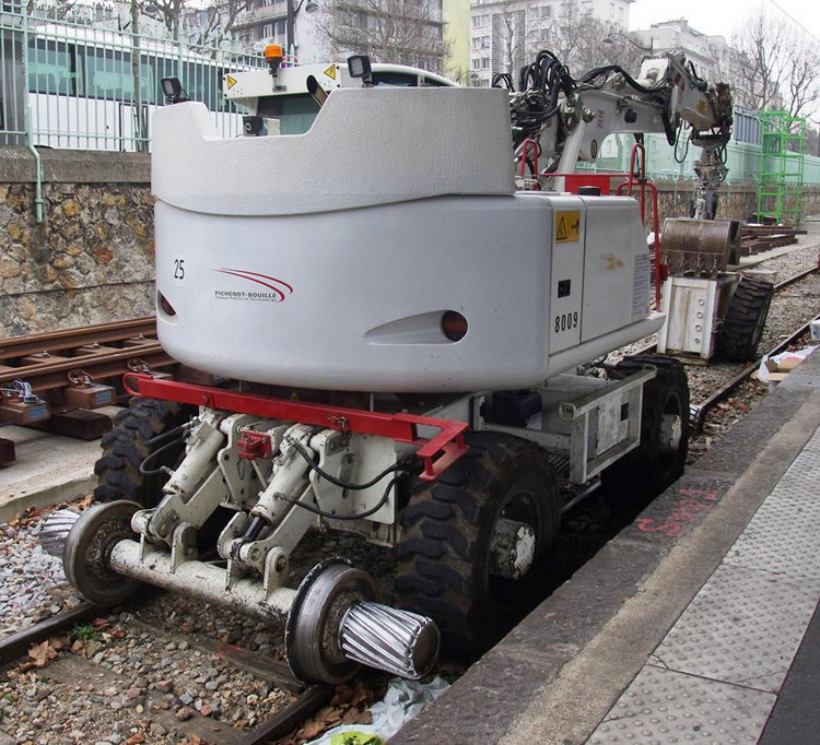 ATLAS 1404-9 ZW (2015-10-22 gare de Pars Est) Pichenot Bouillé n°8009 (9).jpg