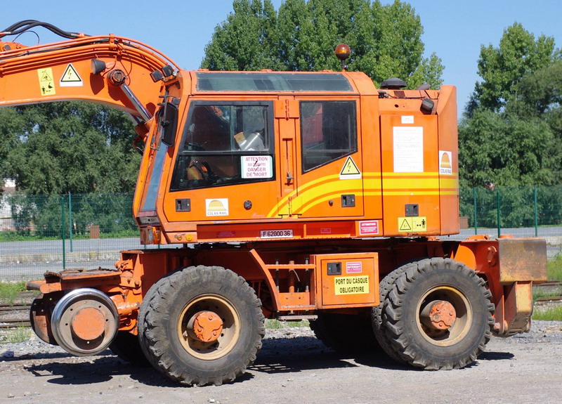 CASE 788 PRR (2013-09-04 Cour de la gare de St Quentin) Colas Rail n° F 6200036 (3).jpg