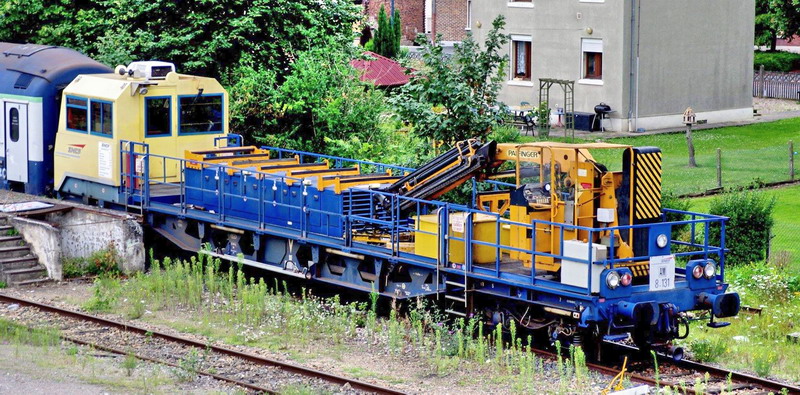 99 87 9 185 421-4 (2014-08-17 gare de Tergnier) DU 84 B 8-131 SNCF-AM (1).jpg