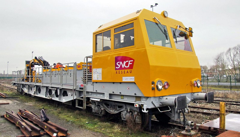 99 87 9 185 421-4 (2016-03-10 gare de St Quentin) DU 84 B 8-131 SNCF-AM (1).jpg