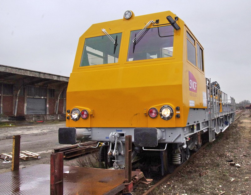 99 87 9 185 421-4 (2016-03-10 gare de St Quentin) DU 84 B 8-131 SNCF-AM (30).jpg