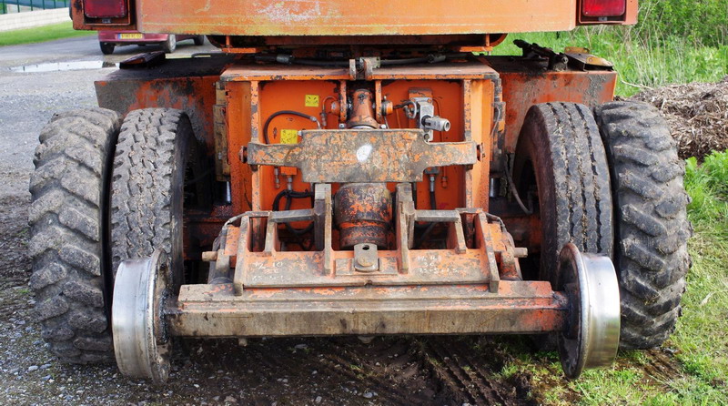 CASE 688 P (2015-05-07 gare de Mézières sur Oise 02) Colas Rail F 6200011 (18).jpg