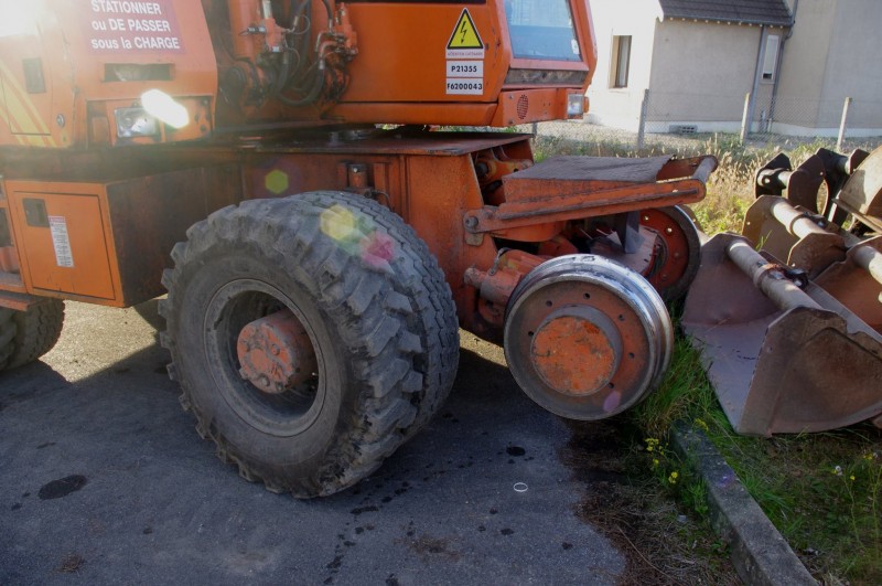 CASE 788 Plus Compact (2015-10-30 gare de Tergnier) Colas Rail F 62000 43 (9).jpg