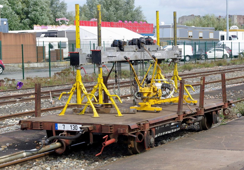 99 87 9 750 108-2 SNCF-LL (2014-10-23 gare de Saint Quentin) + DU 84 C 7.118 SNCF-LL (1).jpg