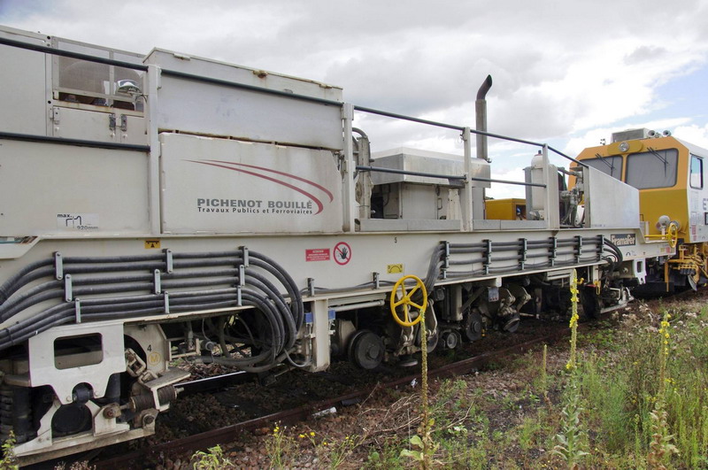 99 87 9 125 521-4 Type SSP 230 T Dynamic (2016-08-20 gare de Chaulnes) Eiffage-Pichenot Bouillé (19).jpg