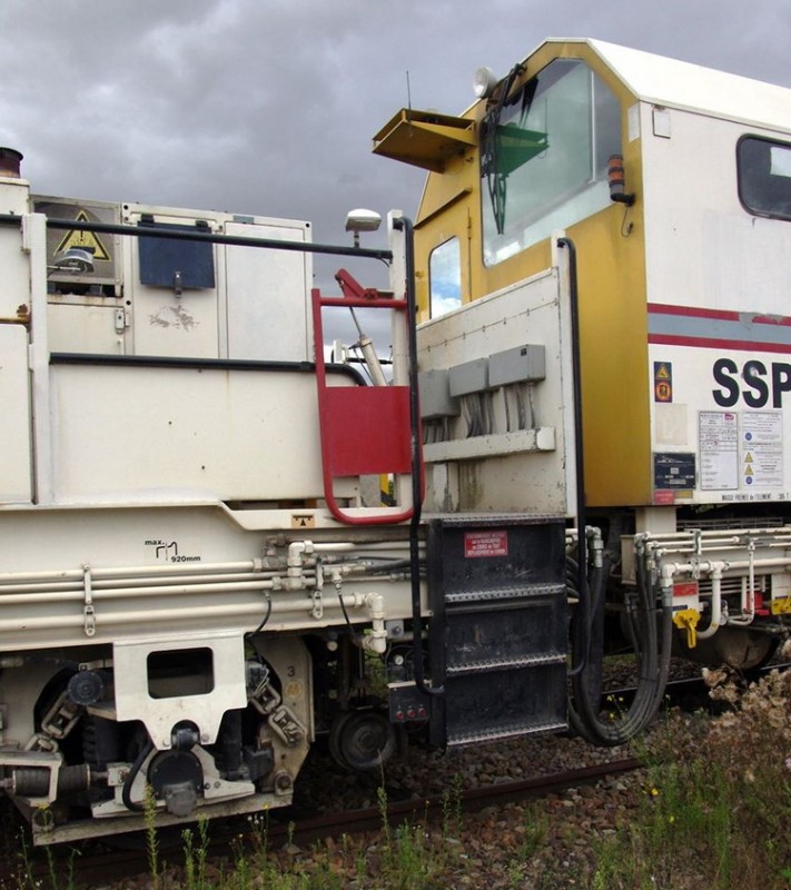 99 87 9 125 521-4 Type SSP 230 T Dynamic (2016-08-20 gare de Chaulnes) Eiffage-Pichenot Bouillé (37).jpg