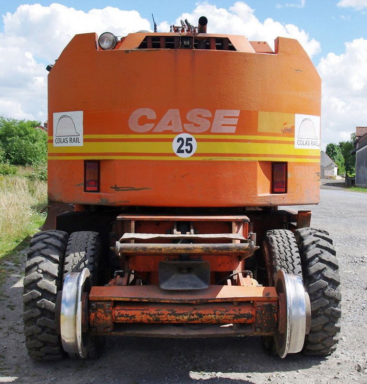 CASE 788 Plus Compact (2016-08-20 gare de Rosières en Santerre) Colas Rail F 6200043 (2).jpg