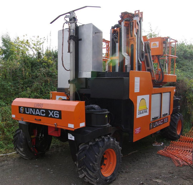 UNAC X6 - 860 (2013-10-19 Aulnoye-Aymeries) Colas Rail (2).jpg