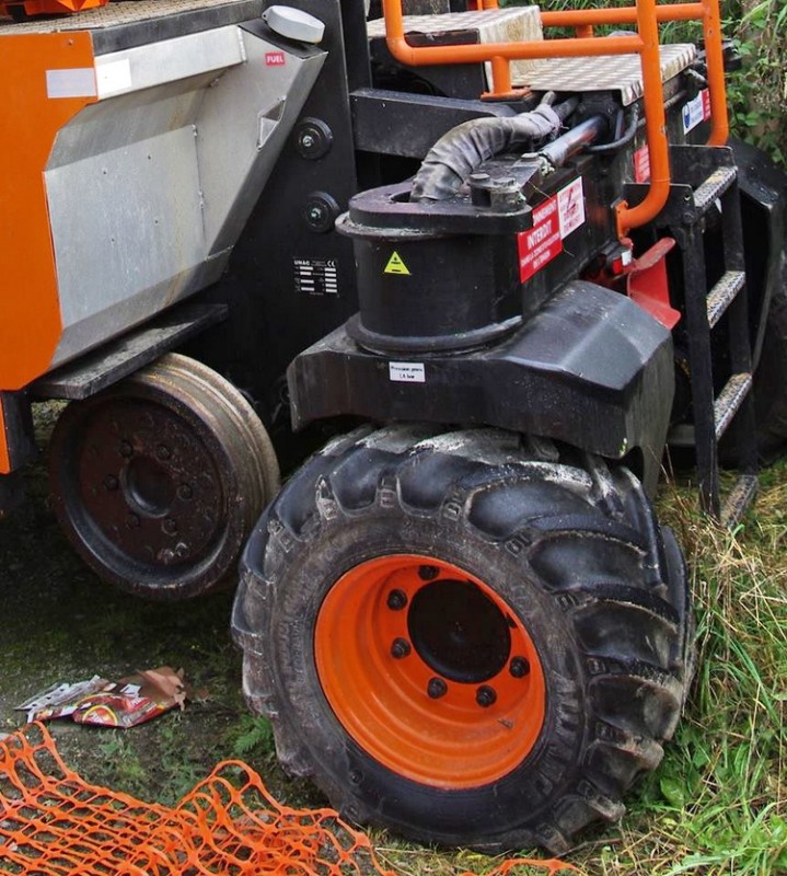 UNAC X6 - 860 (2013-10-19 Aulnoye-Aymeries) Colas Rail (6).jpg