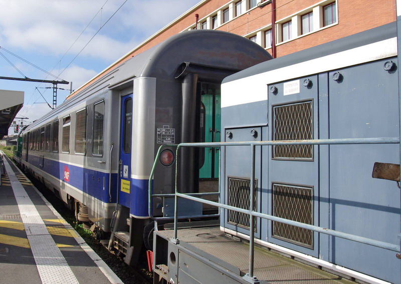 63 87 99 97 235-8 Su (2016-08-12 gare de Douai) (6).jpg