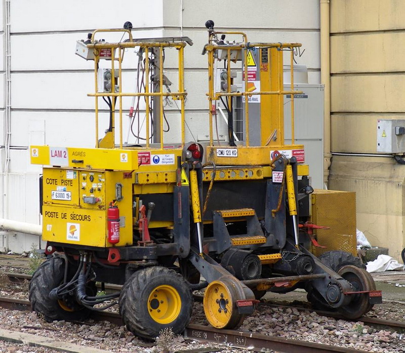 Agrès Colas Rail (2016-10-26 gare Paris Est) F 63000 19 - LAM 2 (1).jpg