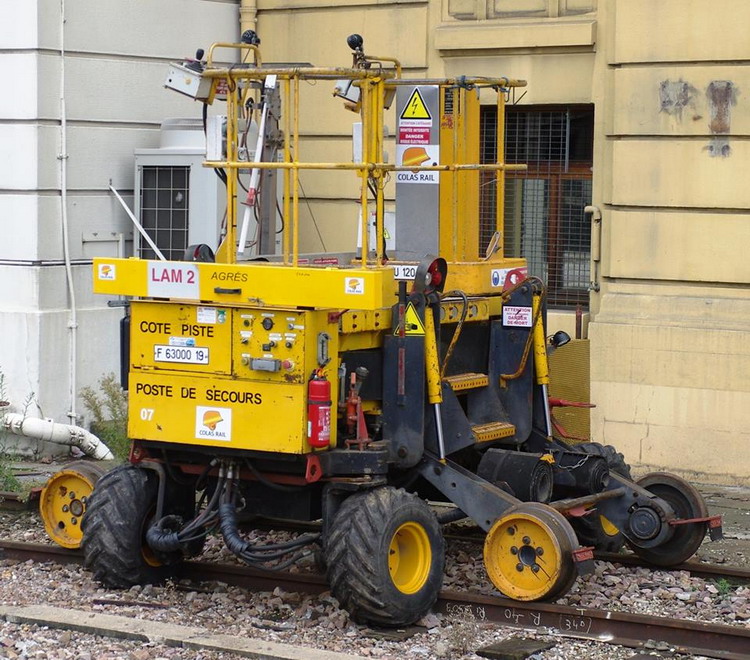 UNAC U30X3 (2016-10-26 gare Paris Est) Colas Rail F 63000 19 - LAM 2 (2).jpg