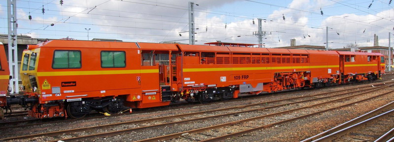 99 87 9 121 529-1 - 109 FRP (2013-02-06 Saint Quentin) Colas Rail (1).jpg