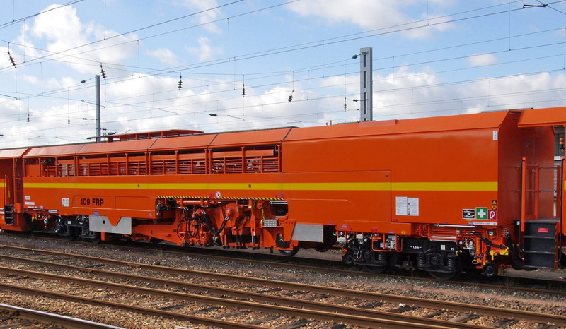 99 87 9 121 529-1 - 109 FRP (2013-02-06 Saint Quentin) Colas Rail (15).jpg
