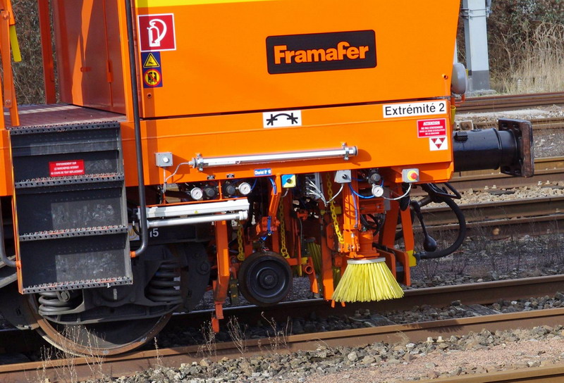 99 87 9 121 529-1 - 109 FRP (2013-02-06 Saint Quentin) Colas Rail (23).jpg